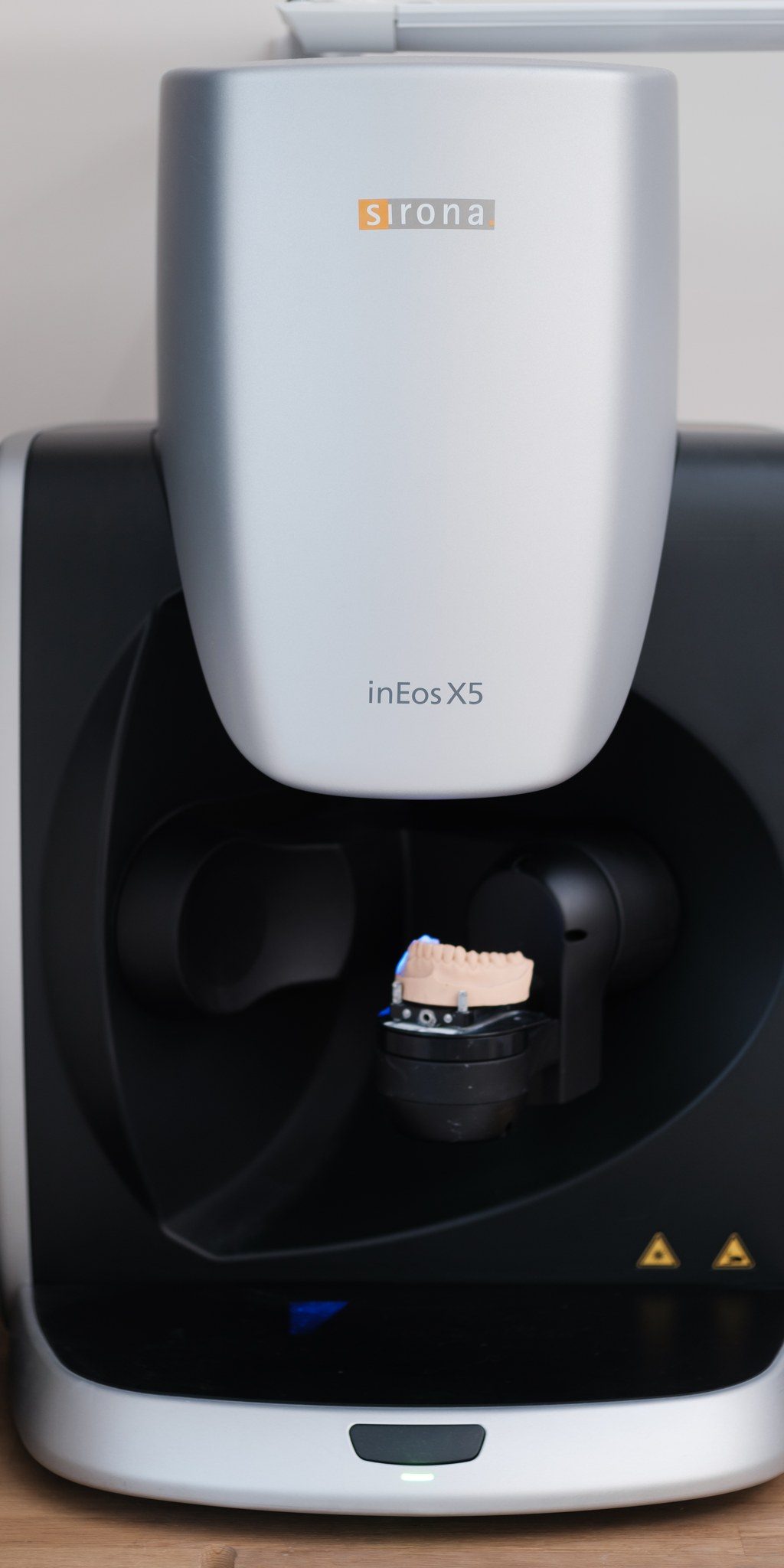 Лабораторный 3D-сканер Sirona inEos X5 сканирует модель челюсти