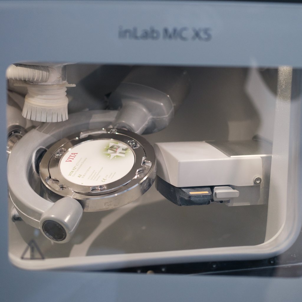 Фрезерный станок inLab MC X5 вытачивает коронку